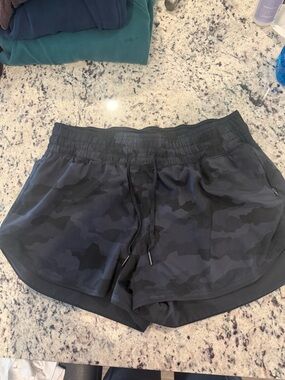 Lululemon choose a side short